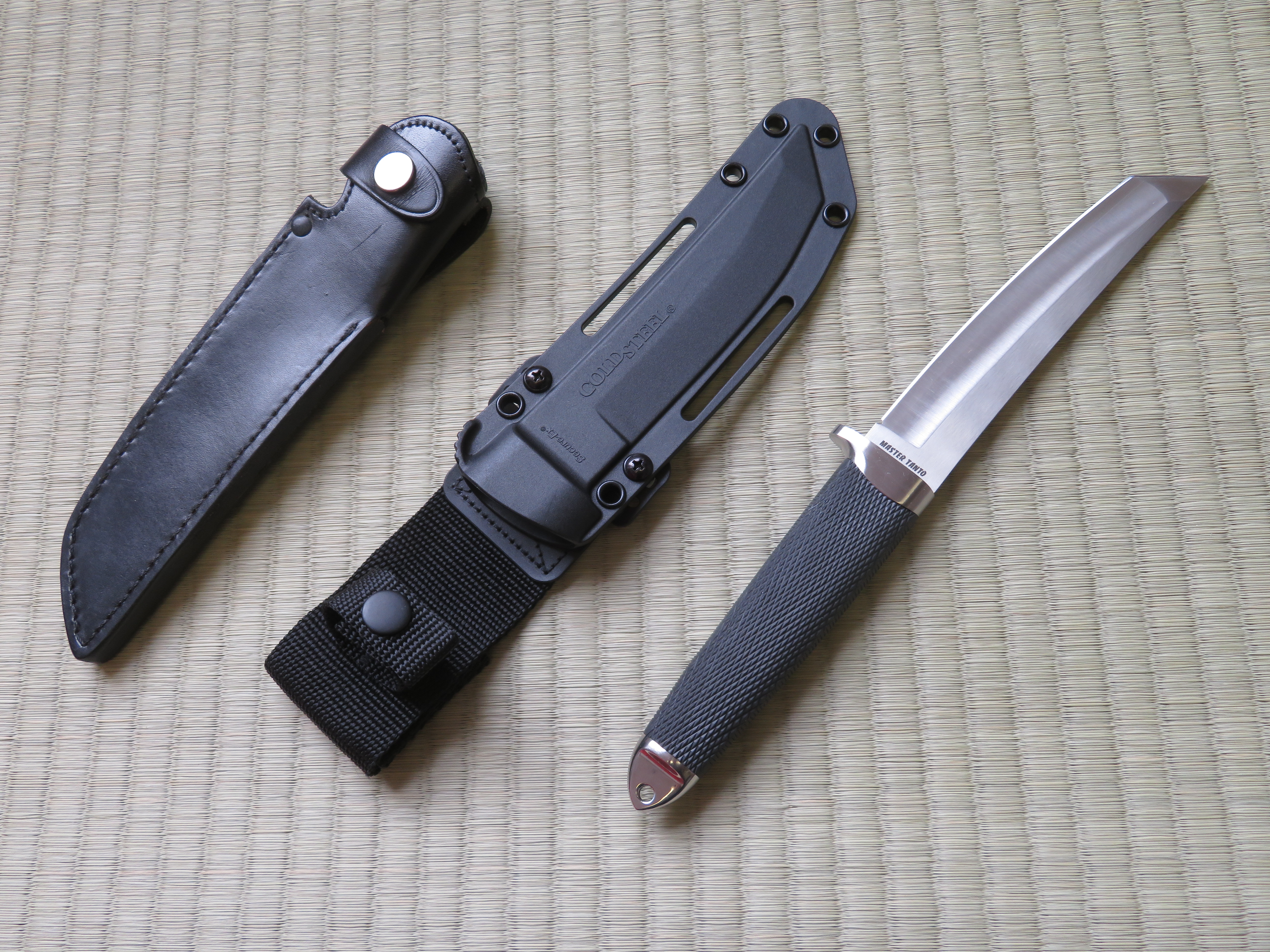 K noži Master Tanto od Cold Steel je standardně dodáváno plastové pouzdro, které je ještě opatřeno nastavitelným nylonovým průvlekem na opasek. U dovozce je také možné si pořídit i originální kožené pouzdro.